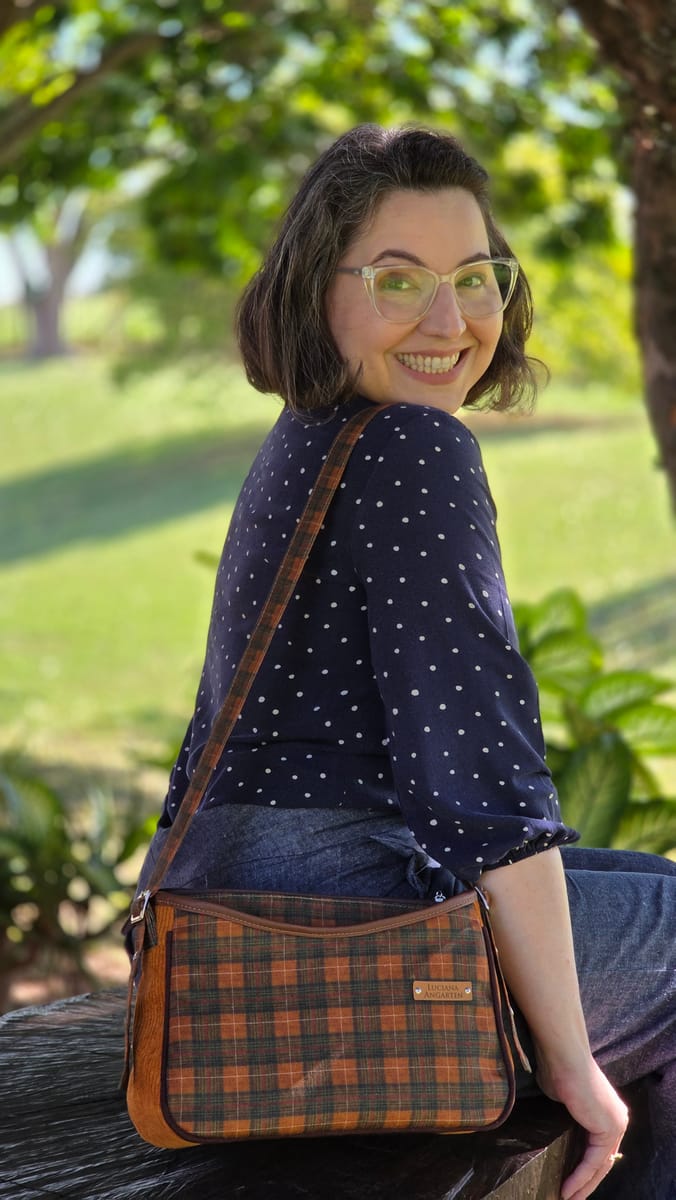 Luciana Angarten usando a bolsa que é o projeto do Ateliê Secreto 2